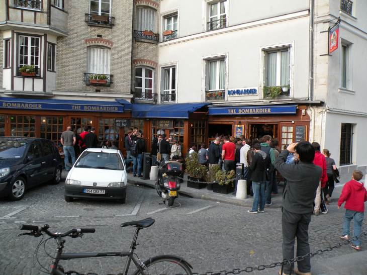  foule au bar the Bombardier (match de rugby)